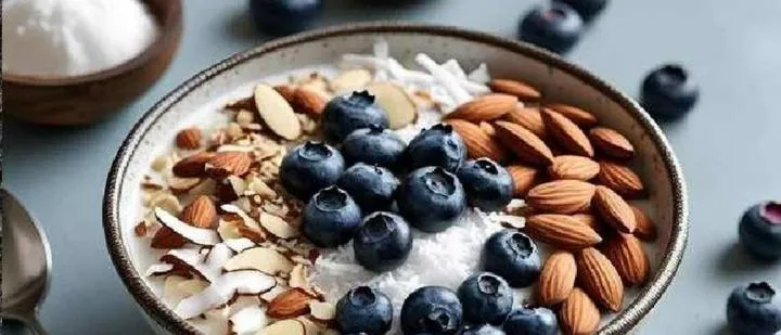 Bowl cocco e mandorle con mirtilli